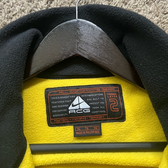 Nike ACG Vest Yellow - Picture 2 of 3